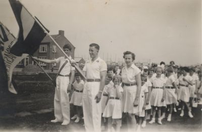 Defile-van-RKGV-DIO-Koninginnedag
Defilé van R.K.G.V. D.I.O. in Overmeer. Door Inspanning Ontspanning.
Met vlag:
rechts: Hein Galesloot 
Links: Tonny de Groot.
Trefwoorden: Koninginnedag