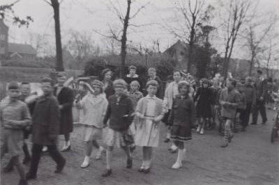 Koninginnedag
Rechts in de korte broek: Jan Ouweneel,  werkte later bij Niek Versteeg de groenteboer.
Het tweede meisje rechtsvoor: Frieda Bouwer (van Kees sr ).
Daarnaast Nelly Schriek.
