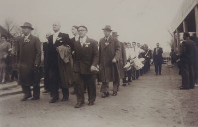 Koninginnedag
Het bestuur van de Oranjevereniging v l n r Henk v d Brink Theunis Bouwer Toon de Groot Gerrit Lodeweegs-   Op de kaai loopt Hetty Bouwer-  Links het hotel van de fam van der Voorn
Trefwoorden: Dammerweg Optocht