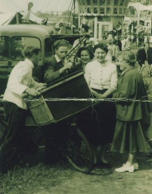 Overmeerse-Feest
Overmeerse Feest. Kermis weiland aan de Overmeerseweg.
V.l.n.r. Wim Dubelaar, Theo Hageman, An Blauw, Jopie Blauw, Jopie van Mer.
