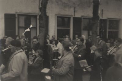 Crescendo
Crescendo spelend voorbij het huis van meubelmaker Cees van Huisstede
L. voor Klaas Schriek.
Achter hem Herman van Huisstede (Czn).
Tegen de deurpost Cees van Huisstede jr.
Trefwoorden: Festiviteit