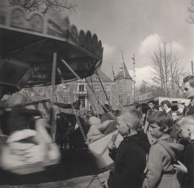 Koninginnedag
Koninginnedag 1962.
Voor het Kasteel stond de kermis
