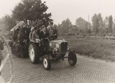 Optocht
Optocht ter ere van het 25 jarig regeringsjubileum van Koningin Juliana. 
Minnie Verkaik met kinderen.
Trefwoorden: Optocht