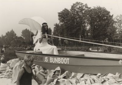 Ton-Vendrig-versierde-auto
Ton Vendrig in een oude versierde auto in 1973.
