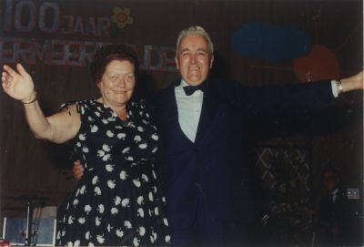 100-jaar-Horstermeer-droog
Feestelijkheden 100-jaar Horstermeer droog.
Burgemeester C.de Groot overhandigt een geschenk aan de heer en mevrouw J.Zwagerman.
Trefwoorden: Bedrijven