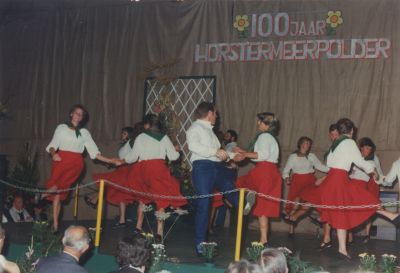 100-jaar-Horstermeerpolder
Feest 100 jaar Horstermeer droog.
Terrein Fa. Jac. Zwagerman.
Dansend gezelschap.
Trefwoorden: Horstermeerpolder