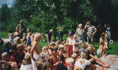 Laatste-dag-Kinderspelen
Laatste dag kinderspelen Links met zonnebril Max Boekhorst bij 2 zijn dochters
Trefwoorden: Spelletjesdag Kinderen van Kindervakantie.
