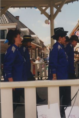 Pleinfeest
Optreden van een Country-dance groep.
Vooraan links- Letta Lam-Versluis, Rechts Jeanne Nikkels.
Thema: Amerika
