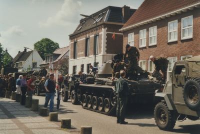 Optocht-militaire-voertuigen-10-mei-2003
Optocht van militaire voertuigen Keep them Rolling.
10 mei 2003, Voorstraat.
