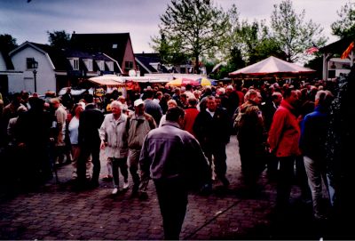 Pleinfeest-60-jaar-bevrijding
Plein,  Voorstraat
5 mei 2005, pleinfeest 60 jaar bevrijding.
Met witte pet Dhr. Jan van Benschop met zijn vrouw Wijnie.
