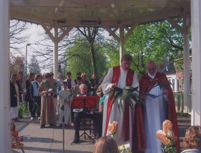 Oecumenische-viering
Dominee Evert Jan van Kantwijk en pastoor Ryan Ketelaar tijdens de oecumenische Palmpasenviering in de muziektent
op het Willy Das plein.
Wim van Wijk en Piet Mijwaart (onzichtbaar) als accordeonisten.
