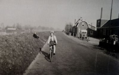 Fietsen-leren-op-de-Dammerweg
Carla Barmentloo leert fietsen op een nog heel verkeers-luwe Dammerweg
