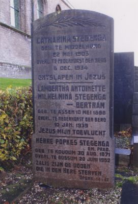 Grafsteen-van-Fam-Stegenga
Grafsteen van de familie Stegenga-  Herre Popkes Stegenga was dominee van 1930 tot 1939
Trefwoorden: Begrafenis