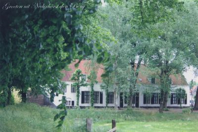 Voormalige-Openbare-School
Zicht op het woonhuis bij de Protestantse Kerk. Vroeger links de gevangenis en rechts de openbare school.
Hier had later Meubelmaker van Huisstede zijn werkplaats. 
Thans (2020) zijn het woningen.
