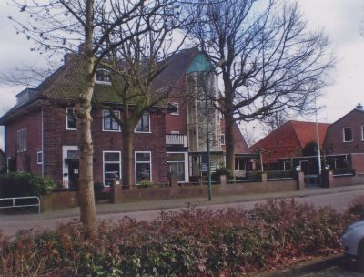 Voormalige-Pastorie-en-Gereformeerde-kerk
Voormalige Pastorie en Gereformeerde kerk.
Hek geschonken door J. Franssen, stichter van Wasserij 