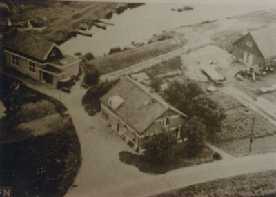 Gemaal-met-woning
Huize “de Hoek”was toen eigendom van de Familie Westhof.
 De loods erachter was in gebruik door Tijmen Bos die een transportbedrijf had.
