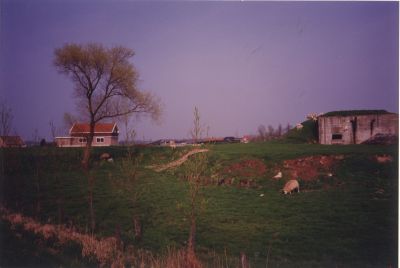 Elektrisch-Gemaal
Deze mitrailleurs Kazemat Overmeer genaamd ligt naast de uitwatering van de Horstermeer.
Hij is in 1935 aangelegd.
De aanleg van het Hilversums Kanaal betekende een ernstige verzwakking van de 
Nieuwe Hollandse Waterlinie, om dit te compenseren is o a deze Kazemat gebouwd.
