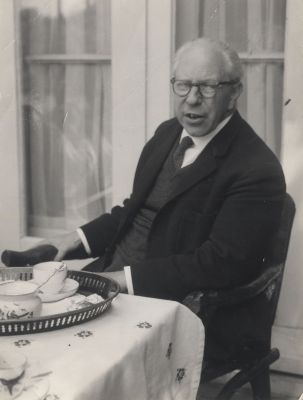 Burgemeester-van-Harinxma-thoe-Slooten
De burgemeester Baron B.A. Ph.van Harinxma thoe Slooten was burgemeester van Nederhorst den Berg van 1939 tot 1971.
Tijdens de tweede wereldoorlog werd hij enkele jaren op non-actief gesteld.
