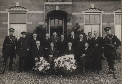 Aanstelling-nieuwe-Burgemeester
Aanstelling nieuwe Burgemeester Boven v l n r 1 Frans Welle 7 Bart Meier 8 Henk Dolman Zittend v l n r Wethouder 9 Nieuwendijk 10 Burg Schimmelpennink Bloemen aangeboden door de Wasch industrie
