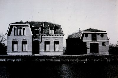 Gemeentehuis
Oude Gemeentehuis en ernaast de brandweerkazerne.
