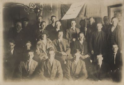 Vrijwillige-Landstorm
Vrijwillige landstorm Man met snor links Oosterbroek     Man met keten burg Schimmelpenninck Rechts aan de wand jubileumgetuigschrift van Jonkvrouw Warin
