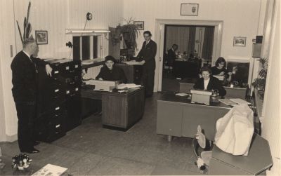 Secretarie-Gemeentehuis
Links: N.J.Schreuder,bode-concierge, T.Boven, commies.
Staand: N.W.J.Breed, hoofd-commies.	
 
Rechts vooraan: W.J.van Deuteko , commies. M.Nagel, typiste.
Op de achtergrond: A.M.Post,gemeente-secretaris.
