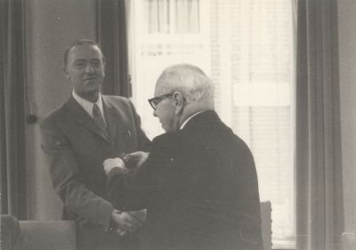 Afscheid-burgem-Baron-v-Harinxma-thoe-Slooten
Burgemeester Baron van Harinxma thoe Slooten biedt gemeentewerker Eibert van Diemen een cadeau aan bij het afscheid van de burgemeester.
Trefwoorden: Gemeente