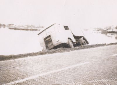 Roltrommelwagen-gemeente
Veegwagen bestuurd door A. Mathezing. 
Raakt van de weg op de Hinderdam. Bijrijder was G. van Benschop
