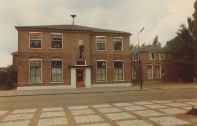 Gemeentehuis-voor-de-verbouwing
Het gemeentehuis voor de verbouwing.
Rechts het voormalig politiebureau.
Anno 2008.
