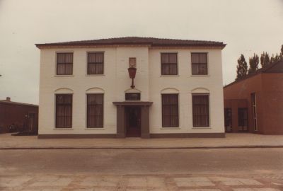 Het-gemeentehuis
Het gemeentehuis van Nederhorst den Berg aan de Voorstraat
