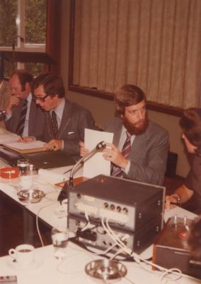 Afscheid-gemeentesecretaris-R-Hofstede
Afscheid van gemeentesecretaris R J W Hofstede. 
V.l.n.r. H. Roukens, C. de Groot, R. J. W. Hofstede, Rechts W. v. Deutekom die notuleerde.
Raadsvergaderingen werden toen in het Jeugdgebouw gehouden nu De Bergplaats.
