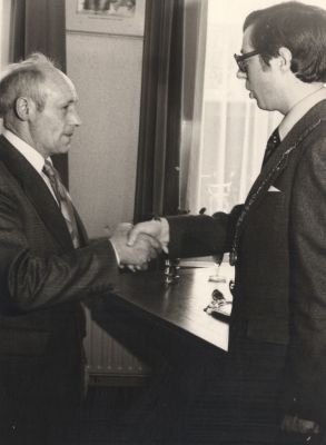 Cornelis-Verweij
Burgemeester C. de Groot reikt een Koninklijke Onderscheiding uit aan de Hr. C. Verwey.
De heer Verwey had een boerderij aan het J.B. Plein.
