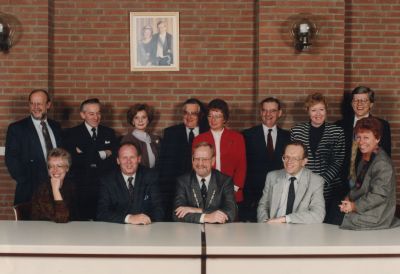 Gemeentebestuur
Achterste rij v.l.n.r.:P.Goossen P.V.D.A.-G.Kroon C.D.A.-Y.J.M.Spekreyse-v.d.Heyden V.V.D.-J.Sirre C.D.A.-C.Clever-Spruit P.V.D.A.-D.P.Blok P.V.D.A.-S.Vermeulen-Franssen V.V.D.-W.Renkema V.V.D.
Voorste rij v.l.n.r.:N.M.Hageman-Berg C.D.A.-H.Roukens C.D.A.-Burgemeester J.Goudberg- J.E. Jansen secretaris-A.v.d.Bosch-v.Dijk P.V.D.A.
