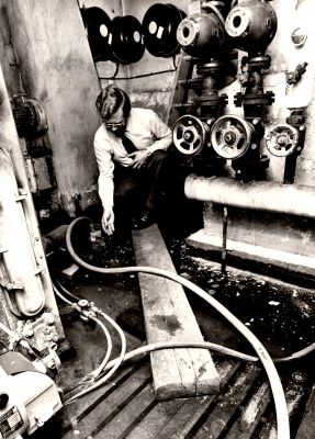 Gemeentehuis
Verwarming installatie voormalig Gemeentehuis Voorstraat 35.
Op de foto bode W. Bergman.
