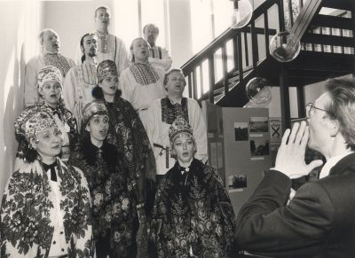 Entree-gemeentehuis
Russisch vocaal-ensemble op bezoek in Nederhorst den Berg zingt in de hal van het gemeentehuis Het koor staat opgesteld op de trap die leidt naar de bovenverdieping van het gemeentehuis Deze trap is eerst in 1983 geplaatst na de verbouwing van voornoemd gemeentehuis
