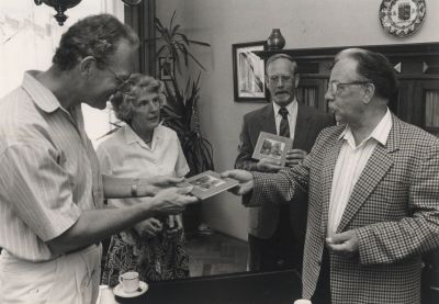 Aanbieding-boek-Nico-Blankendaal
Aanbieding van het boekje met oude ansichtkaarten samengesteld door de heer N Blankendaal aan het gemeentebestuur en de Historische Kring.
Op de foto van links naar rechts J Jansen  voorzitter Hist Kring,  W J van Deutekom  secretaresse H Kring,  J Goudberg  burgemeester  en N Blankendaal. Het gebeuren speelde zich af in de 