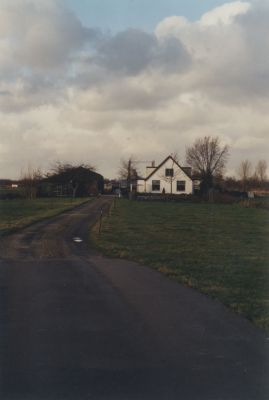 Nieuwe-Harmonie
“Nieuwe Harmonie” Middenweg 115 Horstermeer
Familie W.Smits
In 1902 vroeg de heer Frederik van Eeden, filosoof/schrijver/ arts vergunning aan voor het bouwen van “een woning met schuur”. Van Eeden leidde de kolonie “Walden” in Bussum, een gemeenschap op idealistische grondslag. Hij wilde in de Horstermeer een dependance vestigen. De kolonie “Nieuwe Harmonie” (Gemeenschappelijk Grondbezit De Nieuwe Harmonie) heeft maar vijf jaar bestaan. Veel kolonisten bleven in de polder wonen en bezorgden de Hostermeer de naam “de rooie polder”. Ze begonnen in de polder met tuinbouw. De kolonist Nanne de Boer kocht de boerderij van Van Eeden. De boerderij ligt diep in het land en is via een lange oprijlaan op een smalle strook land vanaf de Middenweg te bereiken.Volgens de overlevering is de smalle strook ontstaan dor een meetfout bij het uitzetten van de kavels in de jaren tachtig van de 19de eeuw.
Gijsbertus Smits kocht later de boerderij en het omringende land van Nanne de Boer om er vooral melkvee te houden.Twee van zijn zonen volgden hem op. Zijn kleinzoon Wim woont nu nog op de boerderij. Sinds enige jaren is de melkveehouderij opgeheven.

Het huis is een vrijwel rechthoekige boerderij van een bouwlaag met een zadelkap. Er zijn twee uitbouwen aangebouwd. Sinds 1991 
staat de boerderij op de lijst van het “Monumenten Inventarisatie Project (MIP), als “van belang voor de plaatselijke historie”.
