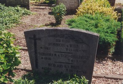 Grafzerk-fam-v-Wees
Grafzerk van de fam.v.Wees op het R.K. Kerkhof.
Zij woonden aan de Kanaaldijk aan het Amsterdam Rijnkanaal.
Ze hoorden bij de R.K. Kerk in Nederhorst den Berg
