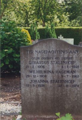 Grafsteen-RK-Kerk
Graf van Gerardus Stalenhoef Wilhelmina Hageman en Johanna Stalenhoef-  Gerardus baatte de  Turf uit een soort ontmoetingshonk voor seizoenswerklozen -Later was het een winkel in textiel en woninginrichting gerund door Theo Stalenhoef- Weer later een kapsalon  La Papilotte-  Nu bewoond door particulieren
Trefwoorden: Dorpsfiguren Dorpspersoon