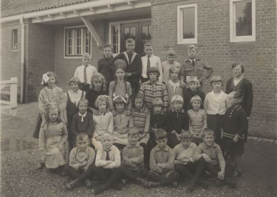 Speelplaats-St-Jozefschool
Kinderen met leerkracht op het schoolplein voor de St.Jozefschool
Trefwoorden: Jozefschool