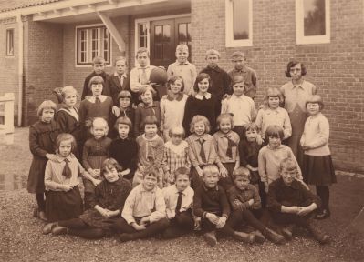 St-Jozefschool-Dammerweg
St. Jozefschool Dammerweg
Tekst bij 32: Kees v.d Laan (hun vader heette Jan en ze woonden in Overmeer op een boerderijtje van later Johan Venneman
Trefwoorden: Onderwijs, Jozefschool