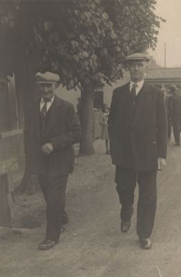 Brugwachter-Jan-Pouw-met-B-Rietveld
Brugwachter Jan Pouw met B.Rietveld lopend op de Dammerweg.
