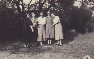 Meisjes-van-Benschop-bij-Rustoord
Meisjes van Benschop bij boerderij Rustoord van familie van Benschop.
Trefwoorden: Rustoord