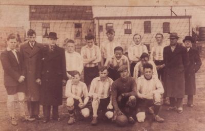 Groep-voetballers-op-het-voetbalveld
Groep voetballers op het voetbalveld.
Achter :Bram Hageman, Willem Mulders, Jan Vrijhoef, Ab van Benschop, Theo Janmaat, Ab Miltenburg.
Midden : Leo v. Melsen, Jo Blom, Piet van Dijk.
Knielend: Jan v. Benschop, Jan  Middelkoop,  Gerard Middelkoop, Gerrit v. Benschop
Trefwoorden: Voetbal