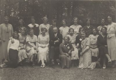 Groep-vrouwen-met-een-man
Achter: 1 ??, 2 ..Hageman, 3 Trees Mulders, 4 Gien Hageman, 5 ??, 6 An Middelkoop, 7 ?? 8 ?? 9 ??, 10 Agenes Wiegmans (juffr)
Voor: 1 ??, 2 Mien Stalenhoef Hageman, 3 Nel Baar van Benschop 4 ?? 5 Chris Hageman 6 Jo Welle 7 // 8 ?? 9 Mien Stalenhoef Overes 10 ?? 11 ??
