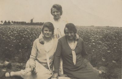 Jongerenvereniging
drie dames van de Jongerenvereniging in de Horstermeer.
Trefwoorden: Jongerenvereniging