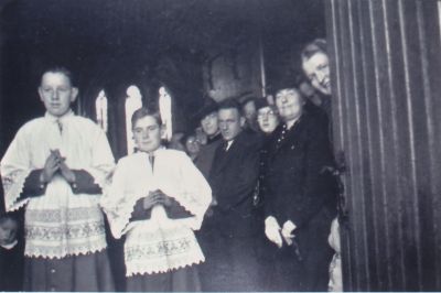 Huwelijk-R-K-Kerk-Maria-Hemelvaart
Huwelijk Tante Stien v. Benschop en Kees Witteman uit Baambrugge. Wachten op het bruidspaar bij de ingang van de R.K. Kerk Maria Hemelvaart. Misdienaars Eli van Benschop en Bram Hageman
Trefwoorden: Huwelijk, R.K. Kerk
