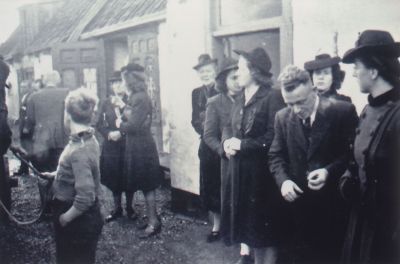 Op-Rustoord-wachten-op-de-koetsjes
Op Rustoord, aan de Vreelandseweg, wachten op de koetsjes voor het huwelijk van Tante Stien v. Benschop met Kees Witteman uit Baambrugge. Iedereen in het zwart, andere kleuren waren niet te koop.
Trefwoorden: Huwelijk, Rustoord