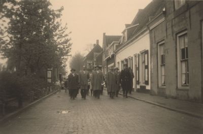Oranjevereniging
Oranjevereniging lopend door de Voorstraat.
Trefwoorden: Oranjevereniging