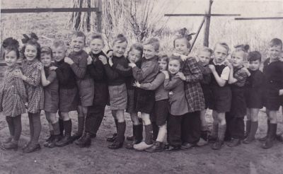 Schoolkinderen-Warinschool-op-een-rij
Schoolkinderen op een rij voor de Warinschool aan de Overmeerseweg.
Van links naar rechts:
H.v.Huisstede, Gerda, J.Venendaal, Wim Tangeman, Snel(Baron) Co Snel, C.van Han Snel, Gerard van Huisstede, Rijk Willig,Nico Hoed, Dicky Hoed, Wil Bouwer, Lies Hoetmer, Gert van Weegel, Wim Hoed, Greetje Hoetmer, Gert Snel, John Snel
Trefwoorden: Warinschool